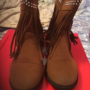 Girls fringe boots